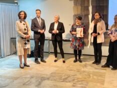 Näkymättömät lapset -vetoomuksen luovutustilaisuus. Vasemmalta: Hanna-Leena Mattila (kesk), Oras Tynkkynen (vihr), Riitta Mäkinen (sdp), Tarja Filatov (sdp), Mia Laiho (kok) ja Laura Meriluoto (vas).
