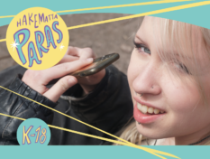 Nuori katsoo kameraan ja pitää kädesään puhelinta. Teksti: Hakematta paras! K-18.